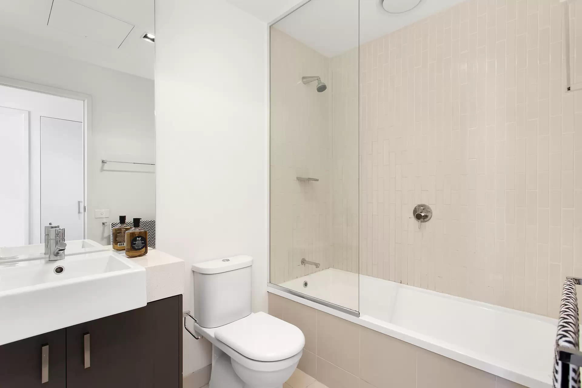 3503A/8 Franklin Street, Melbourne Sold by Harcourts Melbourne City - image 1