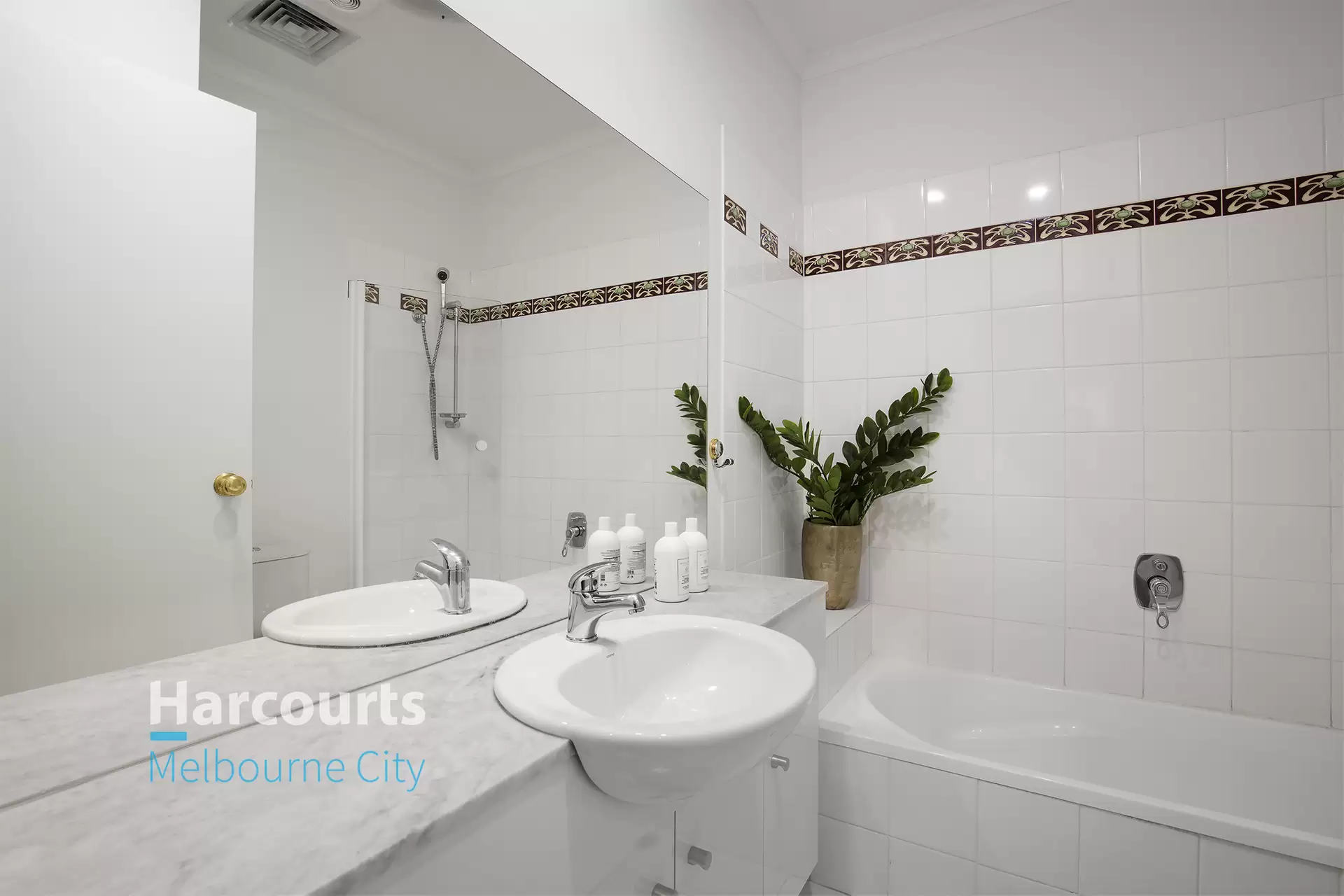 31/30 La Trobe Street, Melbourne Sold by Harcourts Melbourne City - image 1