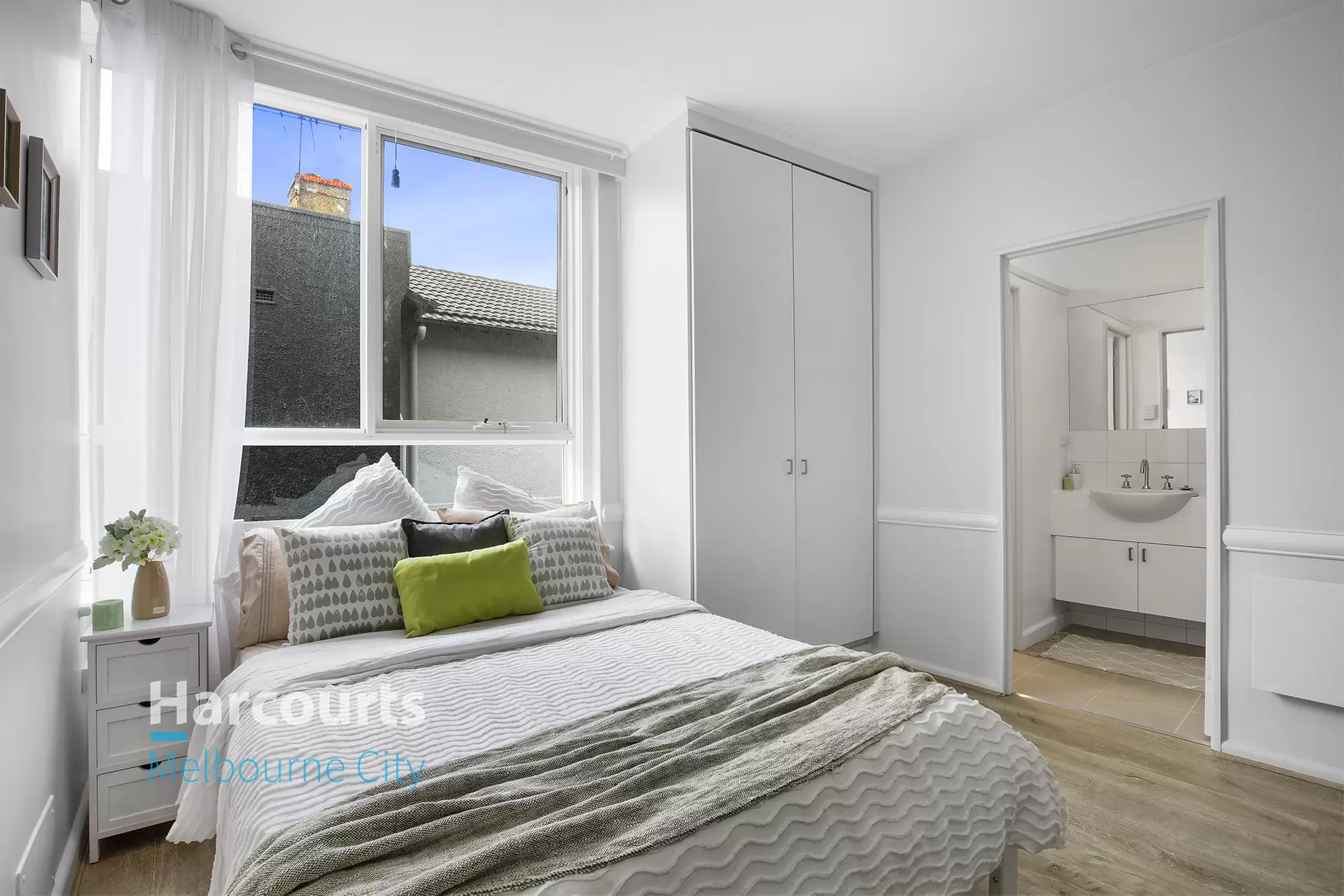 102/25 Hotham Street, East Melbourne Sold by Harcourts Melbourne City - image 1