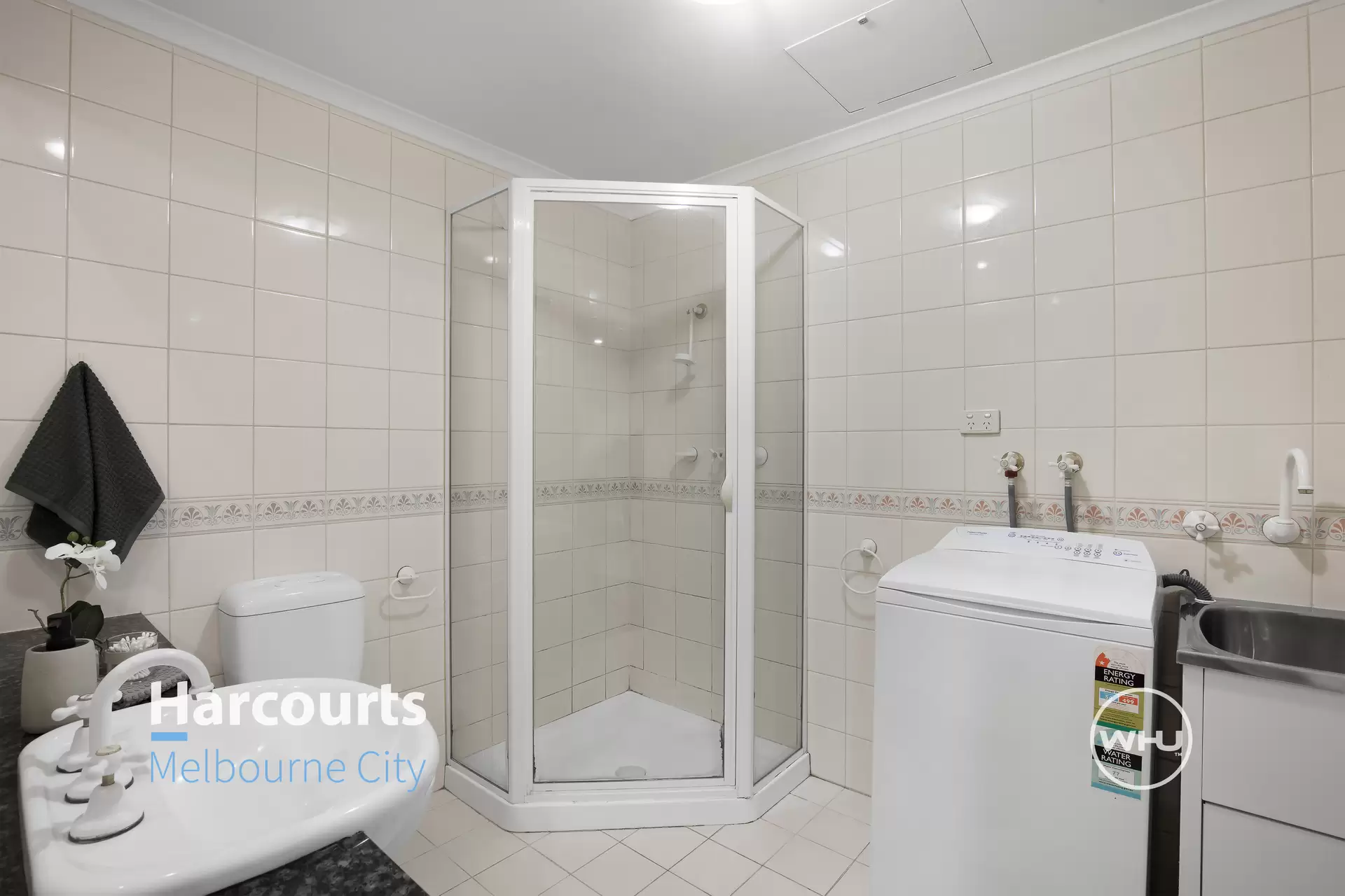 17/131 La Trobe Street, Melbourne Sold by Harcourts Melbourne City - image 1