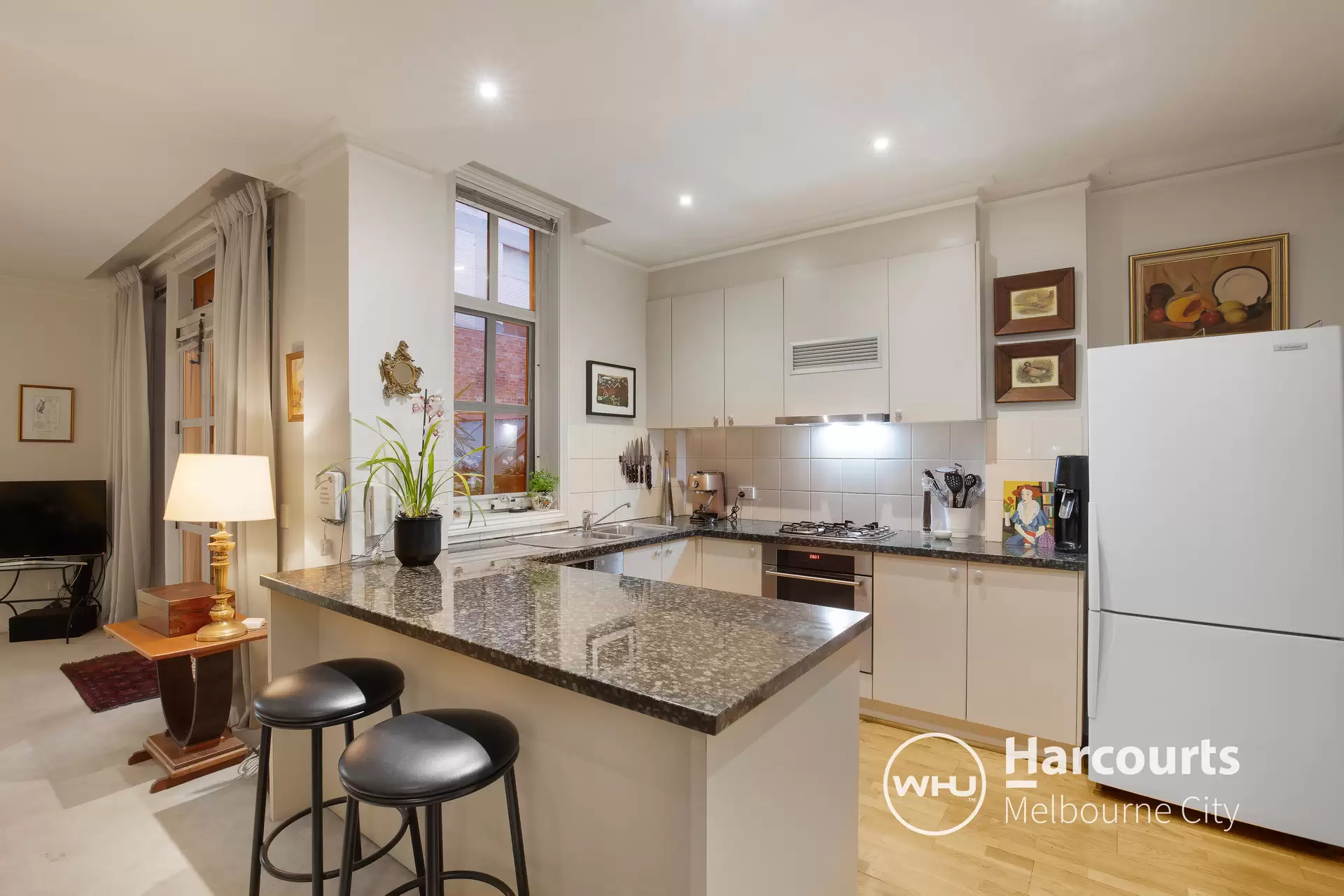 6/131 La Trobe Street, Melbourne Sold by Harcourts Melbourne City - image 1