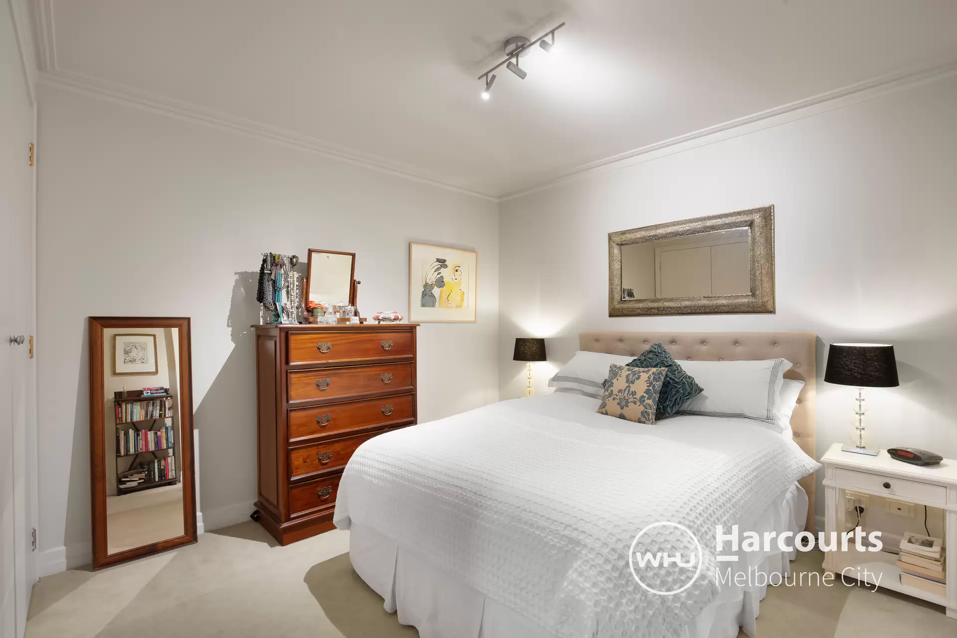 6/131 La Trobe Street, Melbourne Sold by Harcourts Melbourne City - image 1