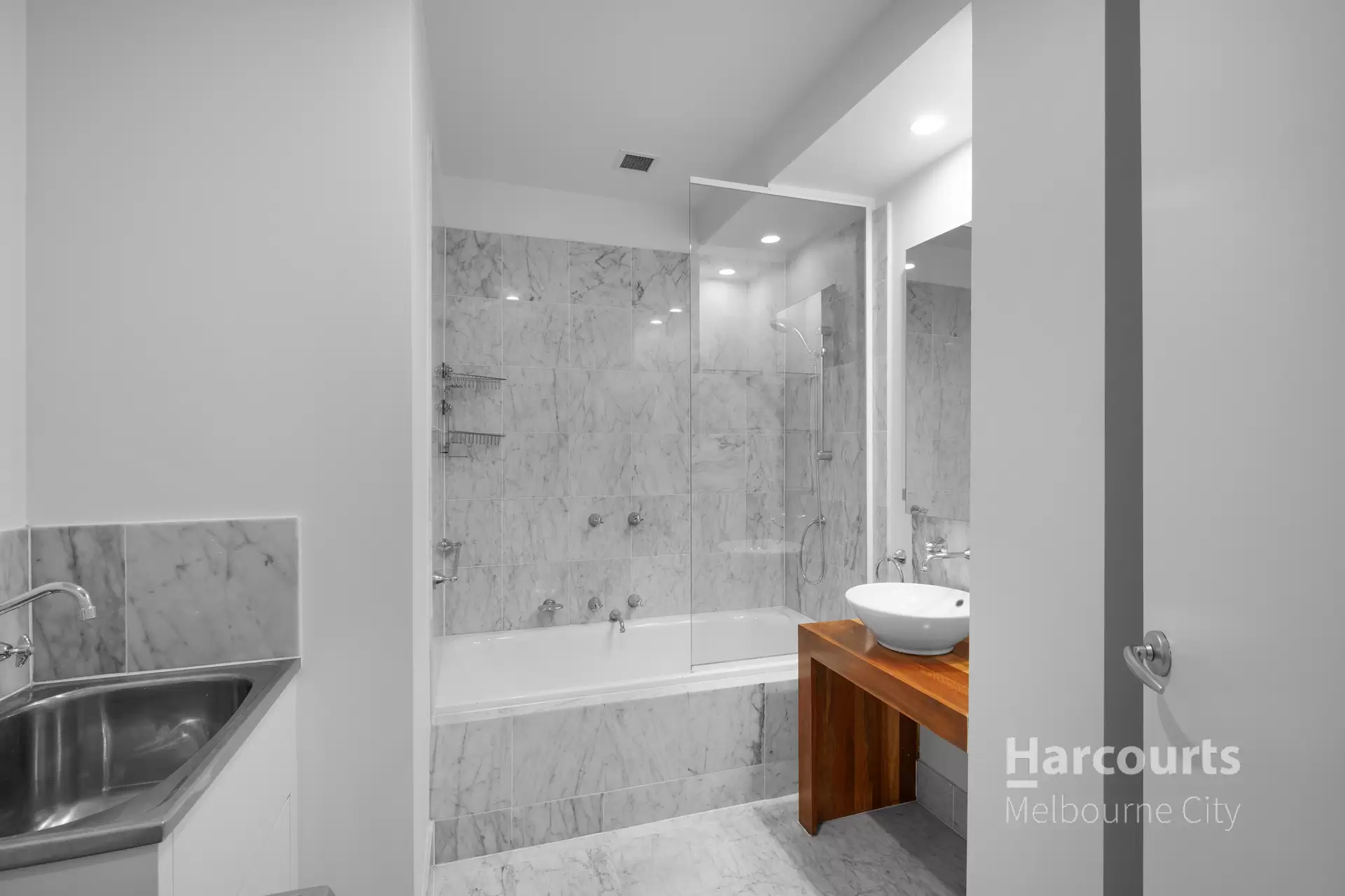 204/166 Wellington Parade, East Melbourne Leased by Harcourts Melbourne City - image 1