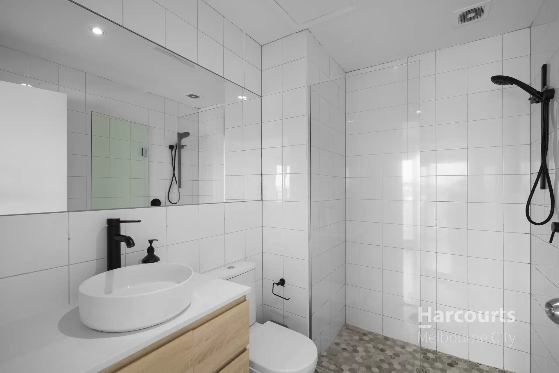 Richmond Leased by Harcourts Melbourne City - image 1