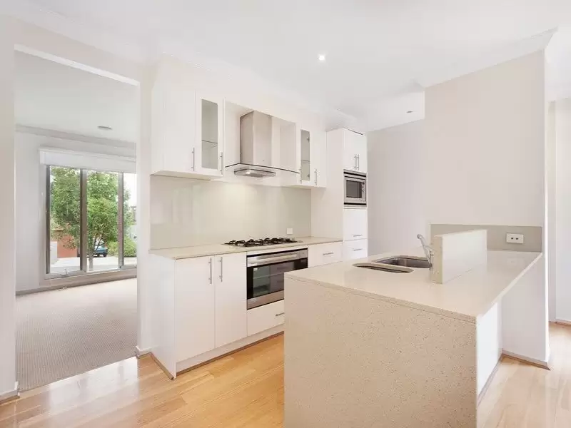 3 Mueller Close, Burwood Leased by Harcourts Melbourne City - image 3