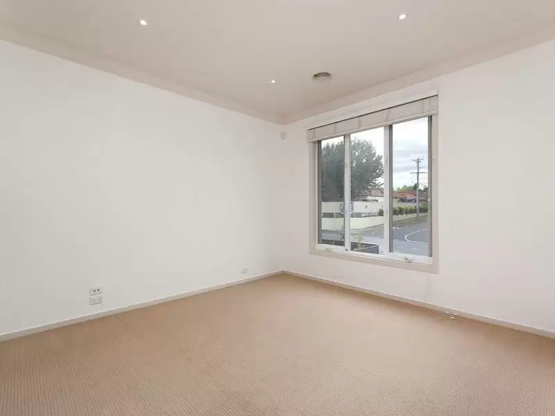 3 Mueller Close, Burwood Leased by Harcourts Melbourne City - image 5